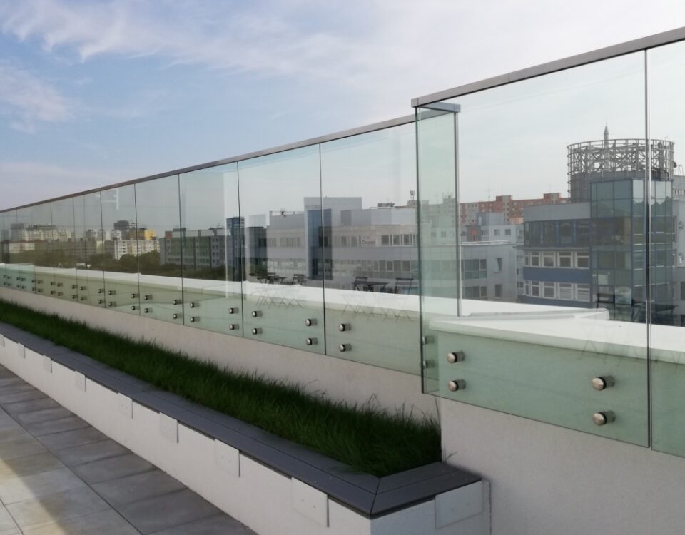 sklenené zábradlie exteriér